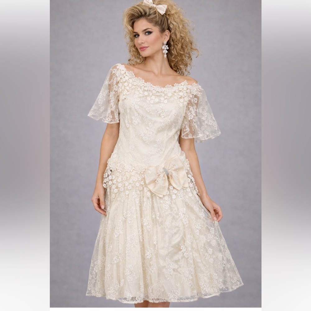 Vintage lace cream 70s 80s bow wedding prom evening skirt & blouse set 
Formal